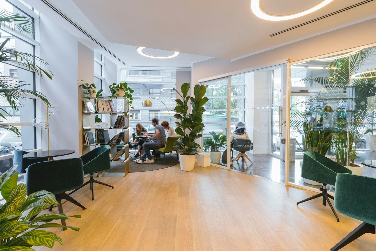 Espace de coworking lumineux avec plantes