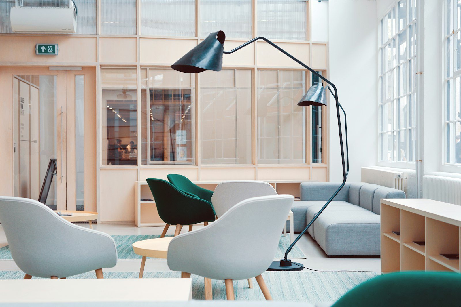 Espace de travail lumineux avec fauteuils et bureaux